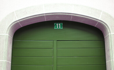 Porte verte avec numéro onze