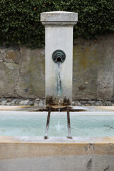 Fontaine à la rue Saint-Prothais à St-Prex en photo verticale