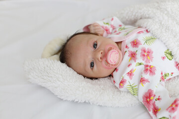 Un bébé tète sa lolette