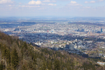 Vue panoramique vers le nord de Zürich depuis l'Uetliberg