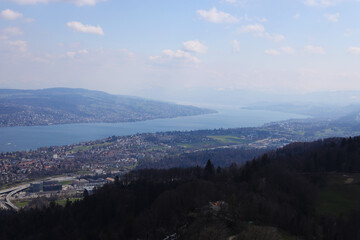 Fototapeta na wymiar Vue panoramique vers le sud-est de Zürich depuis l'Uetliberg