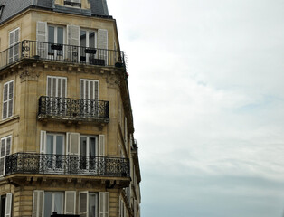 Fototapeta na wymiar facade of a building in Paris, France