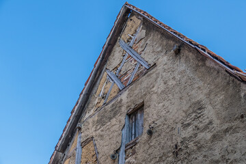 Fototapeta na wymiar Gebäudeschäden an historischem Fachwerhaus