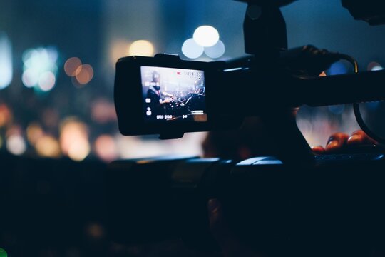 cámara de video grabando evento social