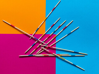 Baguettes en bois sur fond de couleurs