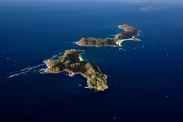 Obraz premium aerial view of the Cies Islands and Ons Island 