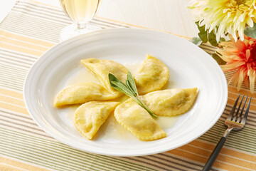 メッツァルーナ　セージバターソース