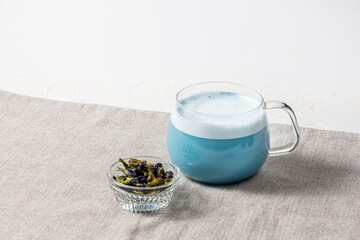Obraz na płótnie Canvas 青いハーブティー　Butterfly Pea blue flower herbal tea