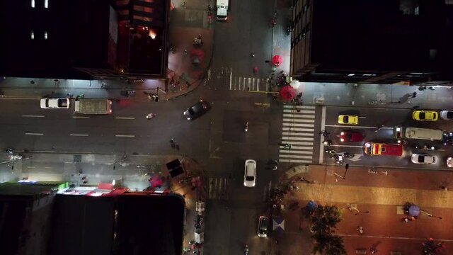 dron noche en movimiento 