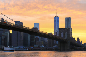 Fototapeta na wymiar por do sol na ponte Brooklyn em New York