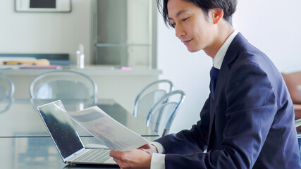 パソコンをするビジネスマン