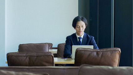 パソコンをするビジネスマン