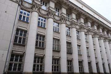 Fototapeta na wymiar facade of the building with columns