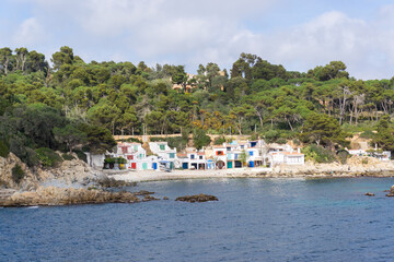 Fototapeta na wymiar View of the small cove Cala S'Alguer with its fishermen's houses of different colors in COSTA BRAVA
