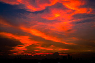 Obraz premium The high angle background of the city view with the secret light of the evening, blurring of night lights, showing the distribution of condominiums, dense homes in the capital community