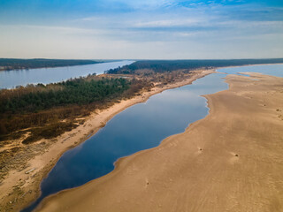 Rezerwat Mewia Łacha, widok na wpadającą rzekę Wisłę do zatoki oraz ujście Wisły, czysta tafla woda i żółty piasek na brzegu - obrazy, fototapety, plakaty