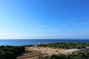 角島から眺める公園と水平線
