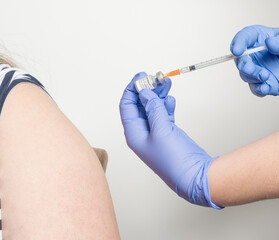Frau wird mit dem Impfstoff COVID-19 mRNA geimpft