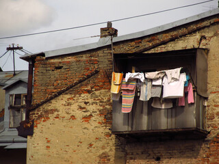 Zaniedbane balkony w starym biednym budynku przy ceglanej ścianie we Lwowie, Ukraina
