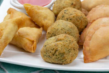 assiette de samoussa, accras et beignet frit