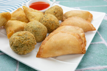 assiette de samoussa, accras et beignet frit