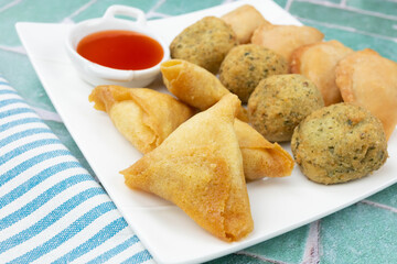 assiette de samoussa, accras et beignet frit