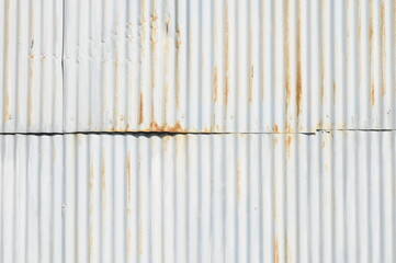 古いトタン壁