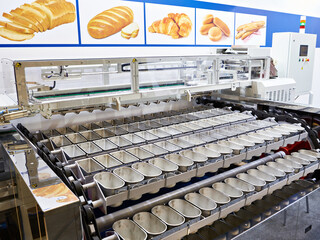 Machines with metal molds for baking bread