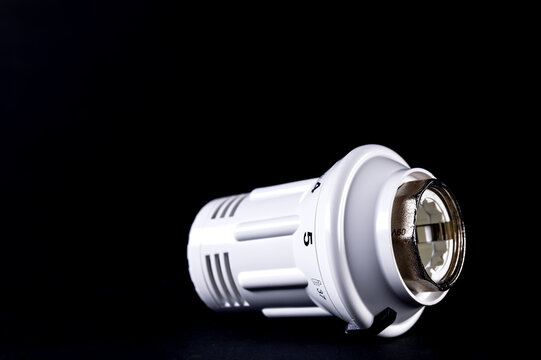 manuell bedienbarer Heizk&ouml;rperregler auf schwarzem Untergrund