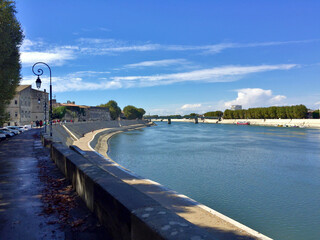 フランス アルルを流れる雄大なローヌ川
The magnificent Rhone river in Arles, France