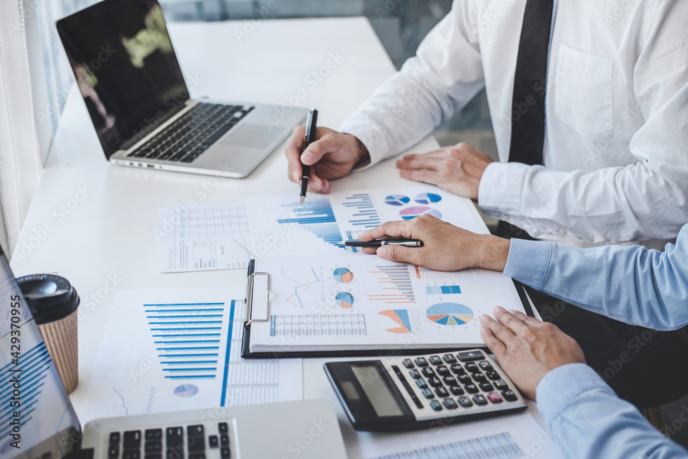 Aufkleber teamwork of business colleagues consultation market growth on financial document graph report statis