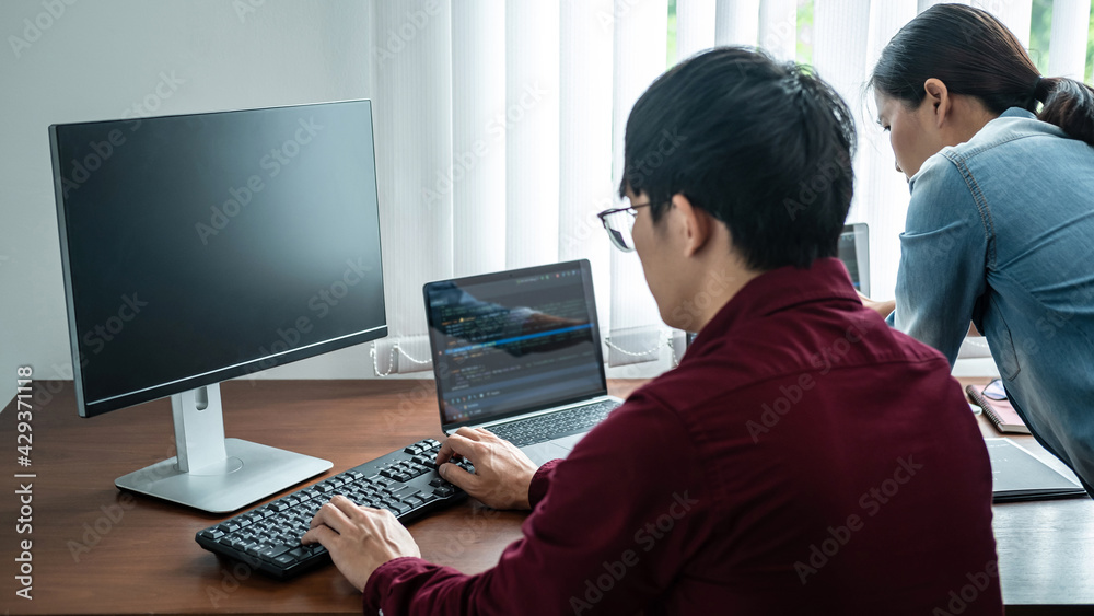 Aufkleber team of asian programmer looking on multiple screen laptop for brainstorm to programming about new w