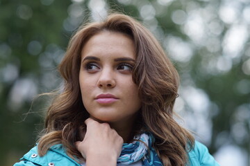 Naklejka premium Portrait of a young beautiful girl in the park