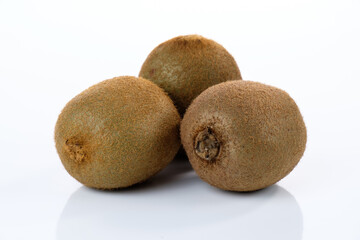 Drei frische Kiwi / Kiwifrucht (tropisches, gesundes Obst)