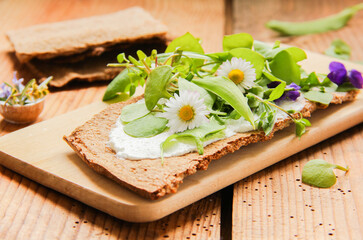 Wildkräutersalat Wildkräuter Salat Brot