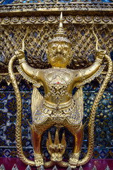 バンコク、大宮殿、エメラルド寺院、仏舎利塔などを周遊する