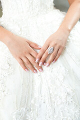 Obraz na płótnie Canvas Bride's hands jewelry