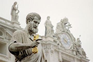 Fototapeta na wymiar The statue of St. Peter in front of St. Peter's basilica
