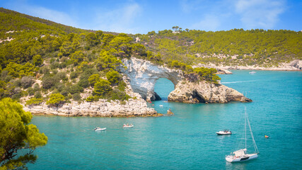 Naklejka premium Arco di San Felice near Vieste, Gargano Peninsula, Puglia, Italy