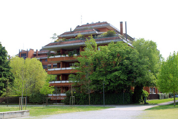 Casa nel parco con alberi e altre piante