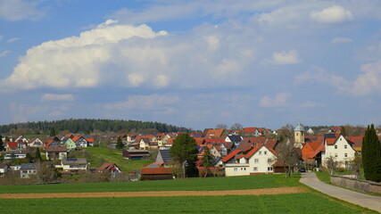 Fototapeta na wymiar schöne Dorfansicht von Mindersbach im Schwarzwald mit grünen Feldern und herrlichen Wolken am Himmel
