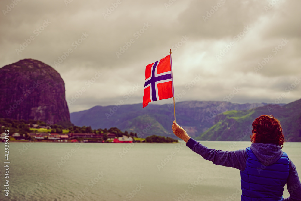 Poster Tourist with norwegian flag on fjord