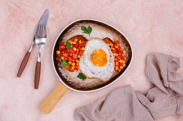 Sandwich with tomatoes and chickpeas