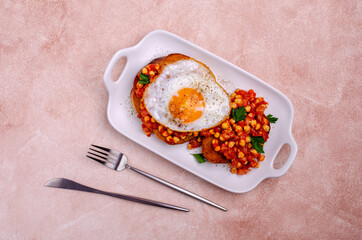 Sandwich with tomatoes and chickpeas