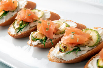 Deliziosi crostini con crema di formaggio, zucchine e salmone affumicato, Antipasti italiani 