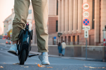 Use of personal electric transport for daily trips © Alex Images