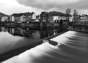Hohenlimburg Häuser Lenne Fluss Hagen Beleuchtung Dämmerung abend Graustufen schwarz-weiß zu...