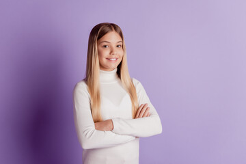 Obraz premium Photo of confident small lady crossed arms beaming smile wear white t-shirt posing on purple background