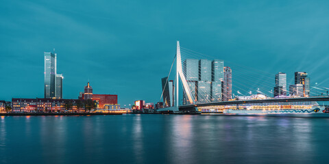 Panoramisch zicht op de Erasmusbrug en de skyline van Rotterdam
