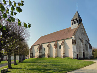 Fototapeta na wymiar Laduz (Yonne), l’église date du XIIIème. Restauration :en 1551. L’ensemble de la statuaire et du retable date des XVe et XVIe siècles. Voute brûlée en 1812 et rétablie en 1817.